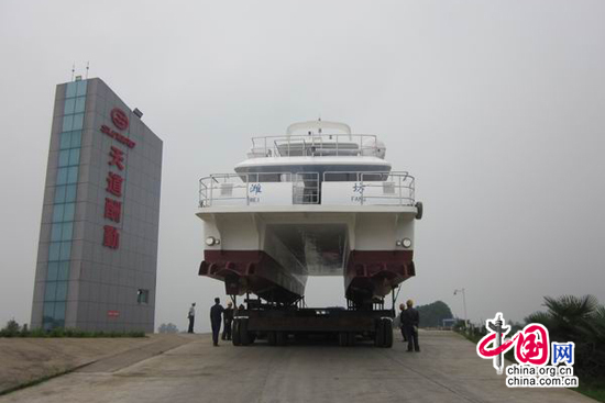 鯤鵬02在大型拖車(chē)的幫助下下水