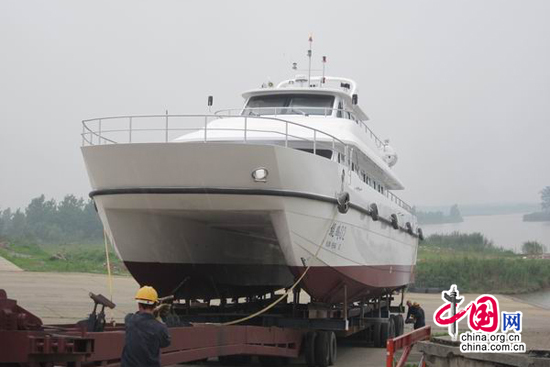 鯤鵬02在大型拖車(chē)的幫助下下水