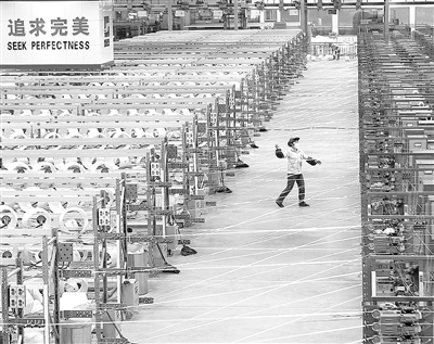 圖為九江巨石集團生產線。 本報記者 劉 興攝